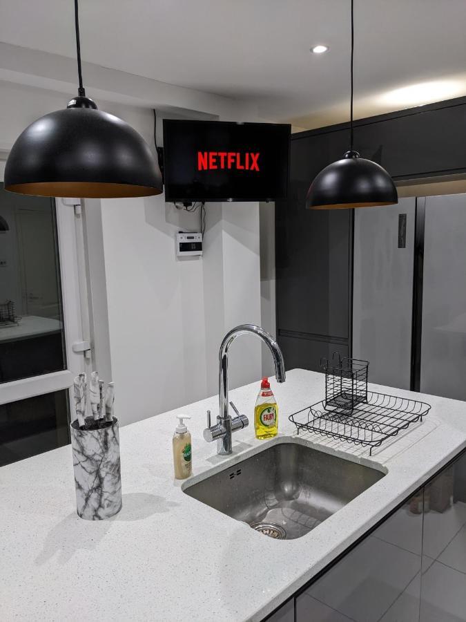 Contractors, Relocators, Free Parking, Wifi, Smart Tvs Apartment Marston Green Екстериор снимка
