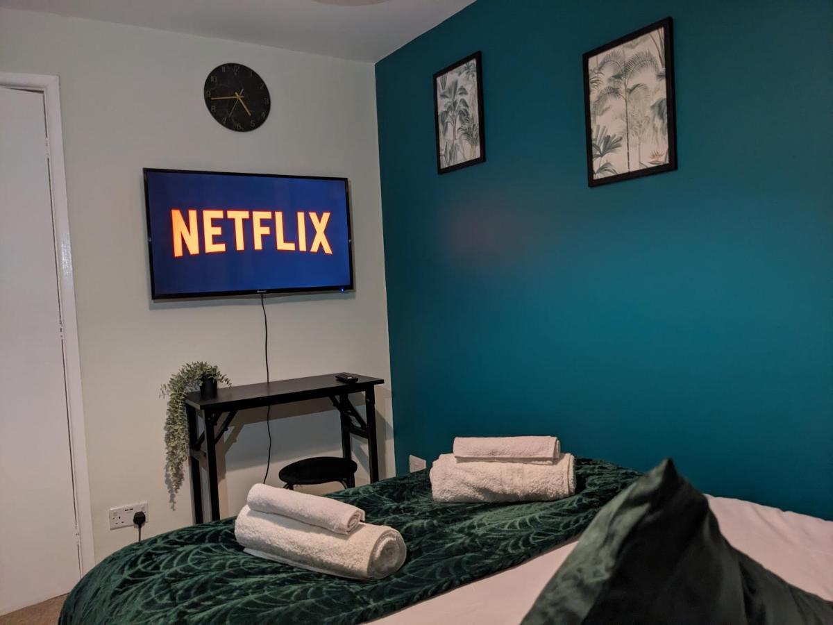 Contractors, Relocators, Free Parking, Wifi, Smart Tvs Apartment Marston Green Екстериор снимка
