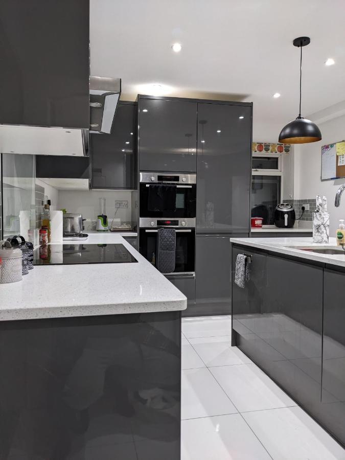 Contractors, Relocators, Free Parking, Wifi, Smart Tvs Apartment Marston Green Екстериор снимка