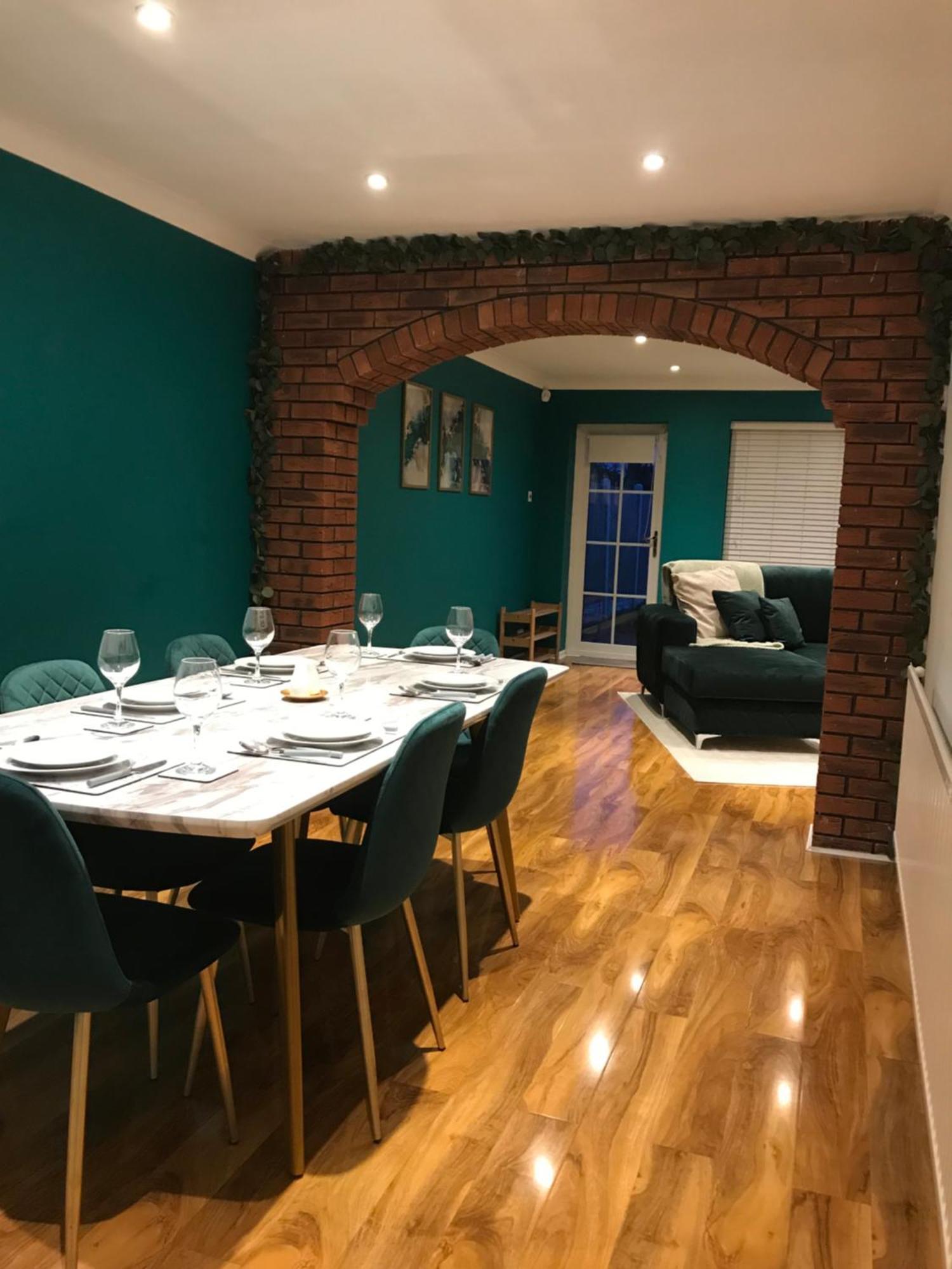 Contractors, Relocators, Free Parking, Wifi, Smart Tvs Apartment Marston Green Екстериор снимка