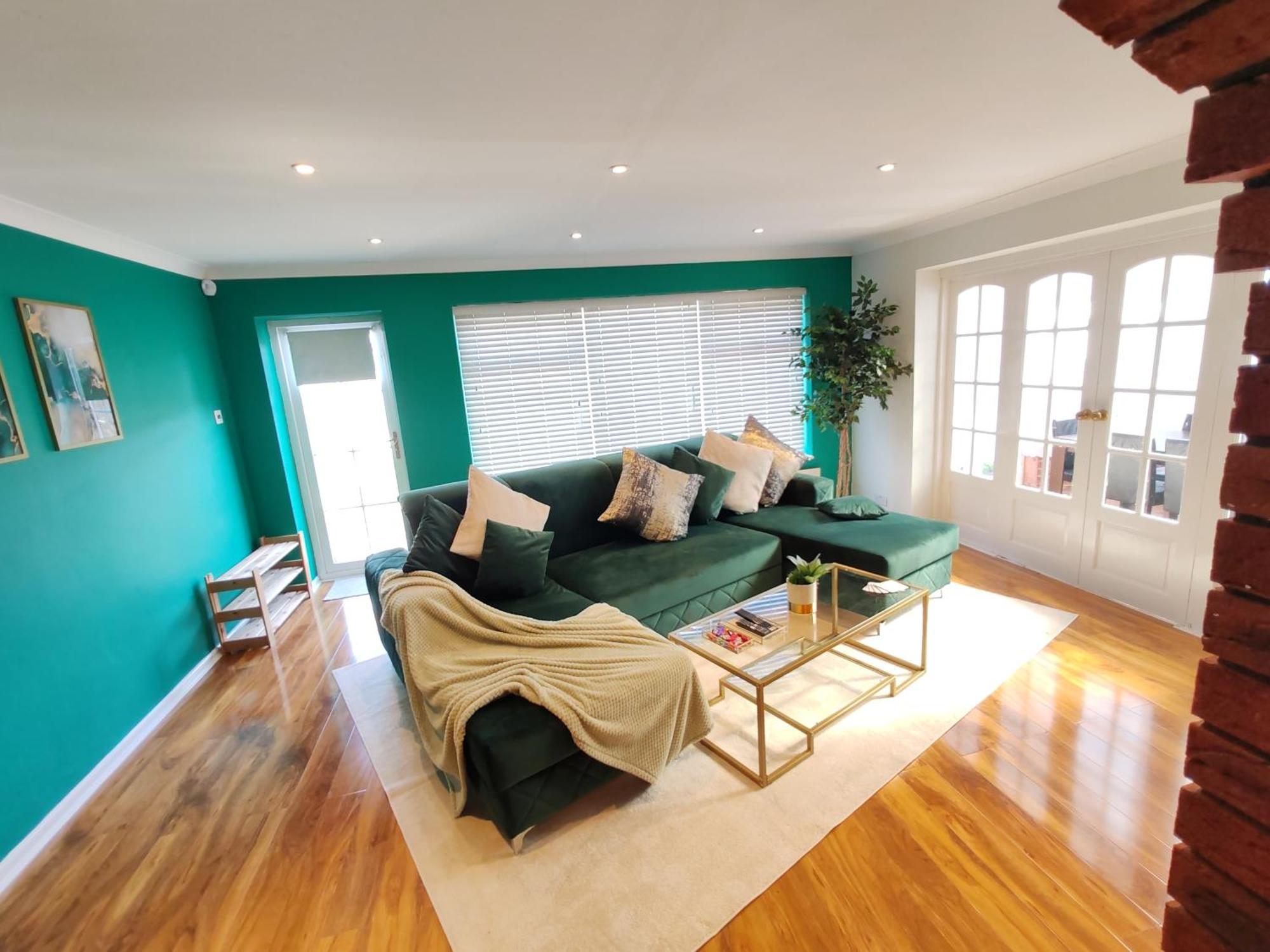 Contractors, Relocators, Free Parking, Wifi, Smart Tvs Apartment Marston Green Екстериор снимка