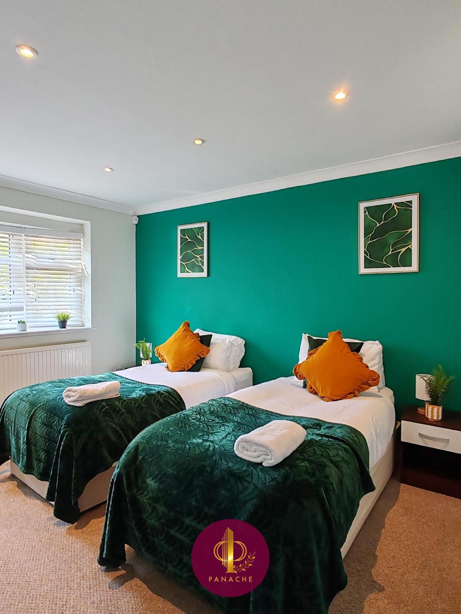 Contractors, Relocators, Free Parking, Wifi, Smart Tvs Apartment Marston Green Екстериор снимка